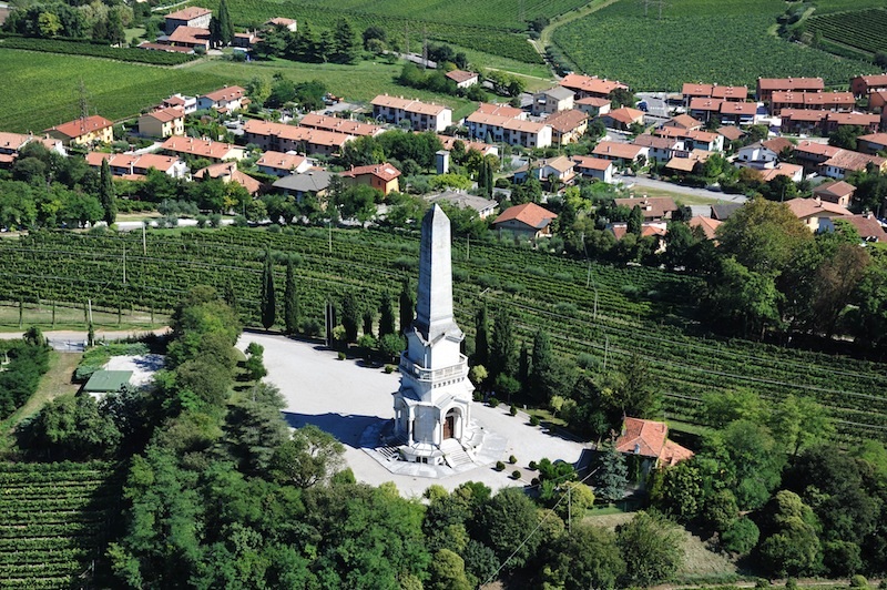 il panorama di Custoza dove compare il monumento simbolo dell'Ossario