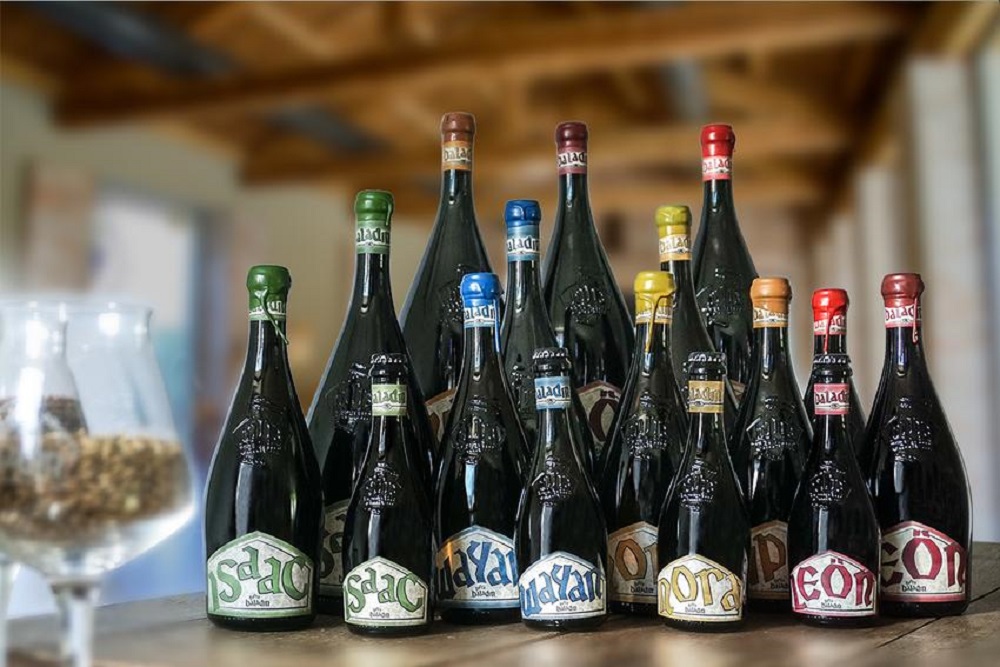 bottiglie in fila di birra Baladin