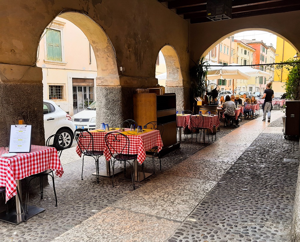 scorcio dei ristoranti veronesi a Sottoriva in centro storico