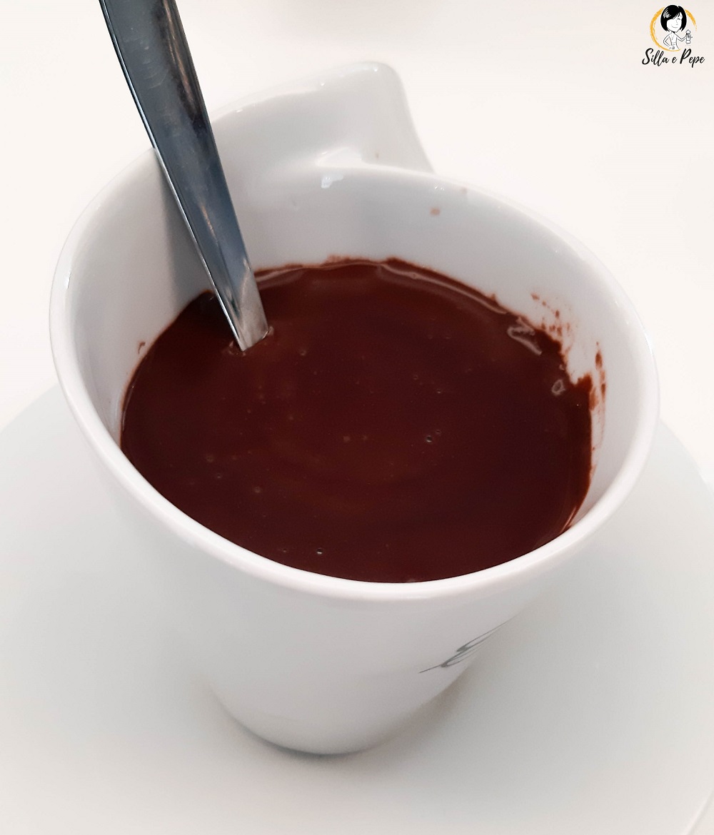 tazza di cioccolata calda fatta in casa