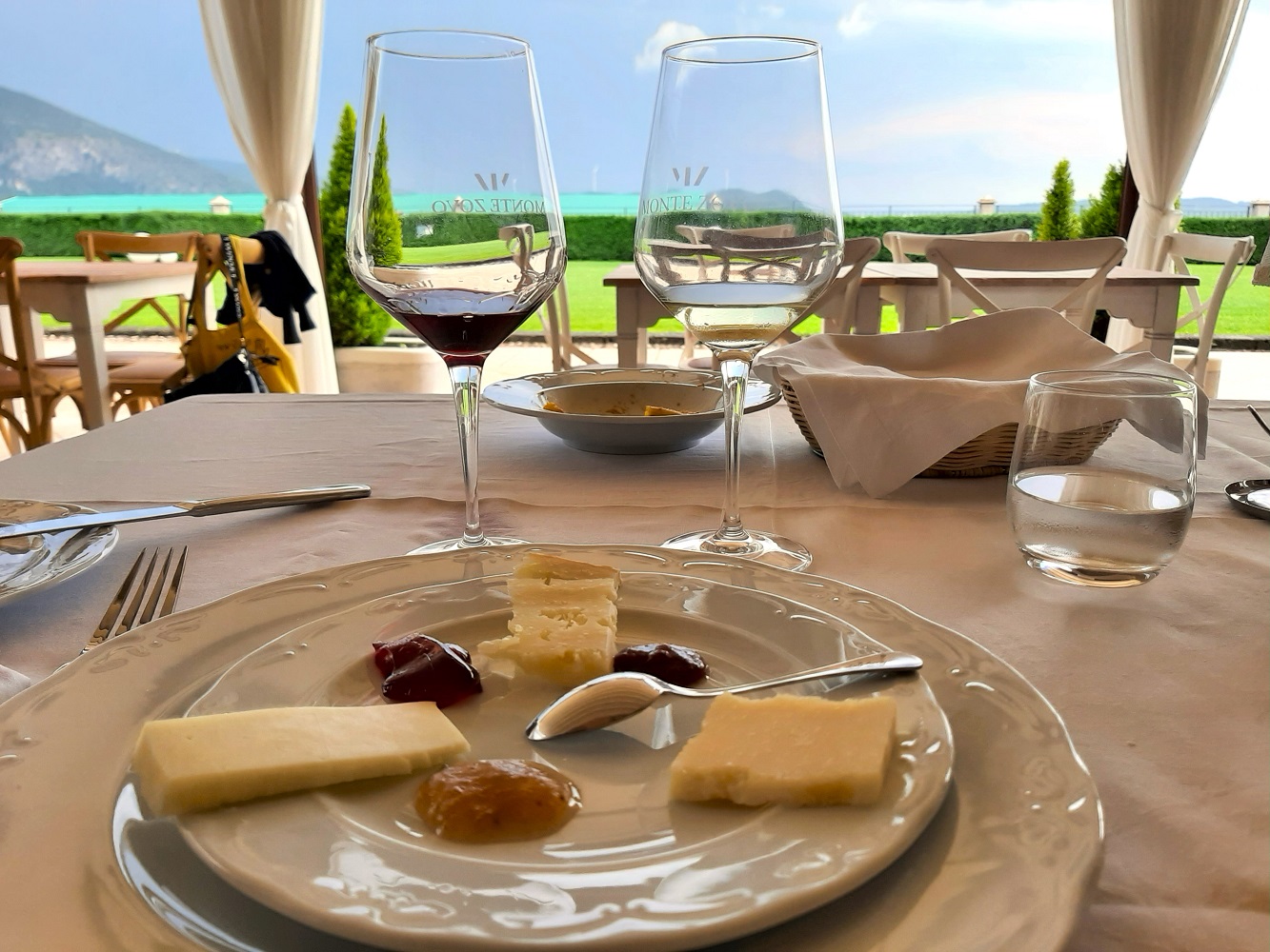 degustazione vini e formaggi sul lago di Garda